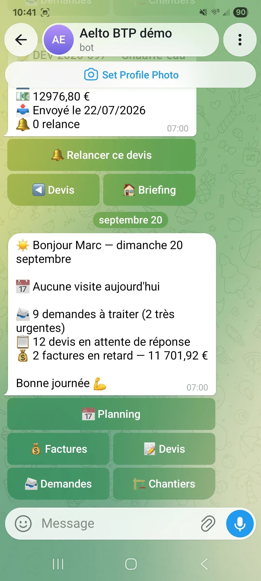 Capture d'écran de téléphone montrant le briefing du matin envoyé par Telegram : visites, demandes, devis en attente et factures en retard.